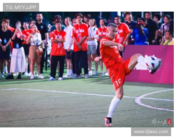 最近备受瞩目的足球明星男孩展现超凡球技与魅力引发热议