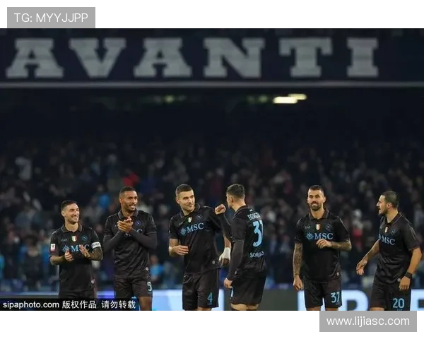 从默默无闻到万众瞩目足球明星成名背后的奋斗与坚持